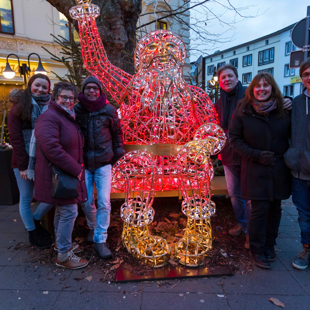 Präsentation der Lichtskulptur "Santa-Figur"